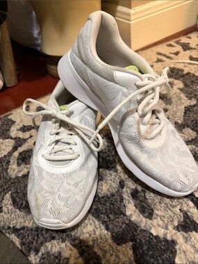 Women's Lightweight Nike White Lace-Pattern Sneakers